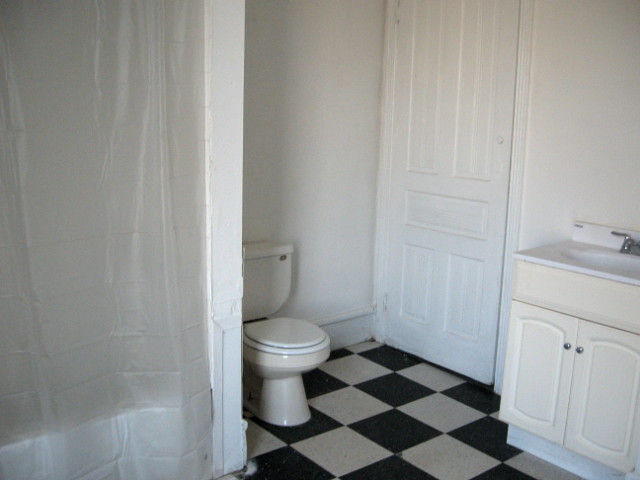 735 N 43rd St. – Bathroom 1